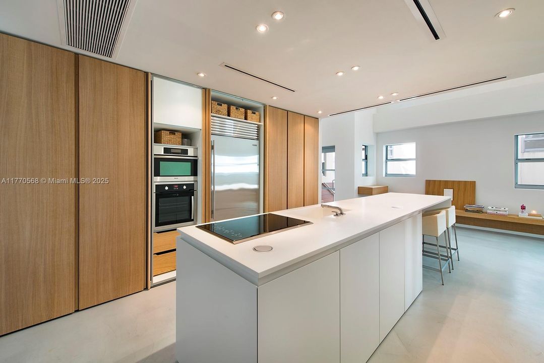 Recently Sold: $2,297,000 (2 beds, 2 baths, 1296 Square Feet)