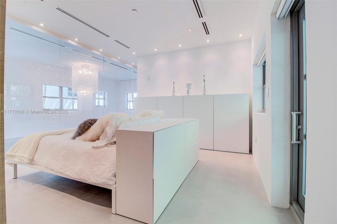 Recently Sold: $2,297,000 (2 beds, 2 baths, 1296 Square Feet)