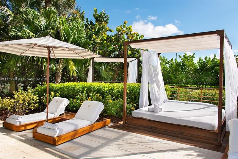 Recently Sold: $2,297,000 (2 beds, 2 baths, 1296 Square Feet)