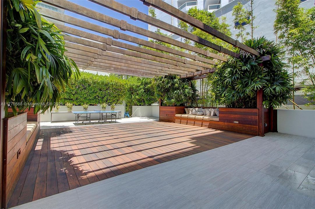 Recently Sold: $2,297,000 (2 beds, 2 baths, 1296 Square Feet)