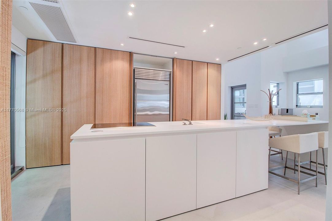 Recently Sold: $2,297,000 (2 beds, 2 baths, 1296 Square Feet)