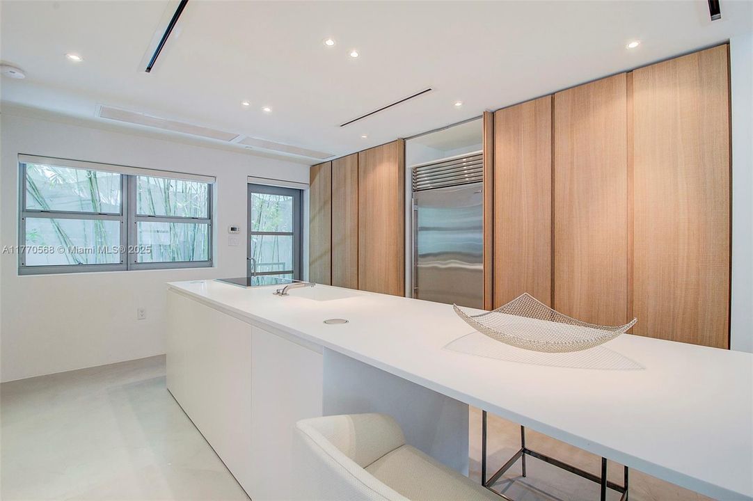 Recently Sold: $2,297,000 (2 beds, 2 baths, 1296 Square Feet)