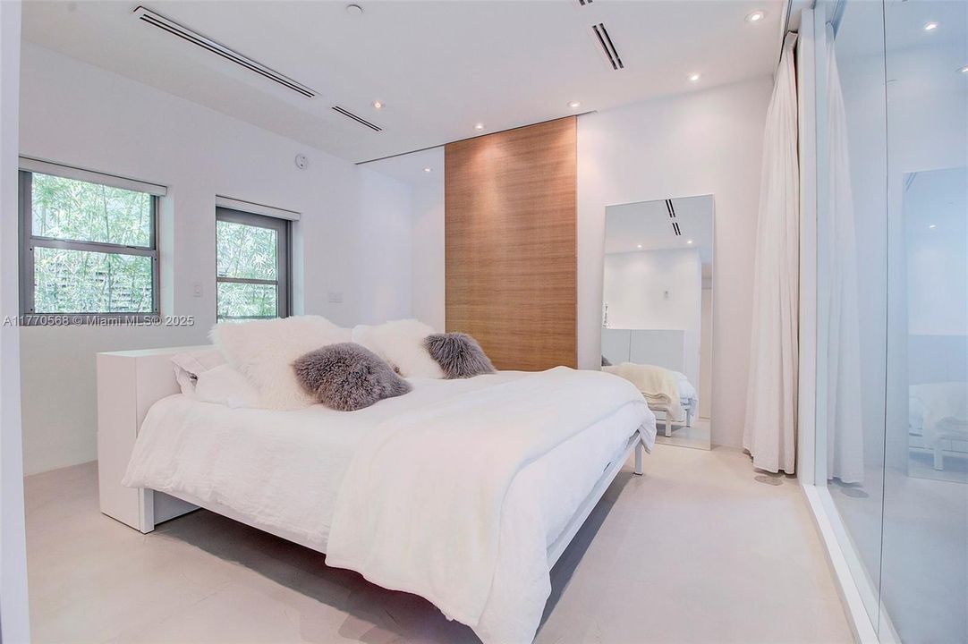 Recently Sold: $2,297,000 (2 beds, 2 baths, 1296 Square Feet)