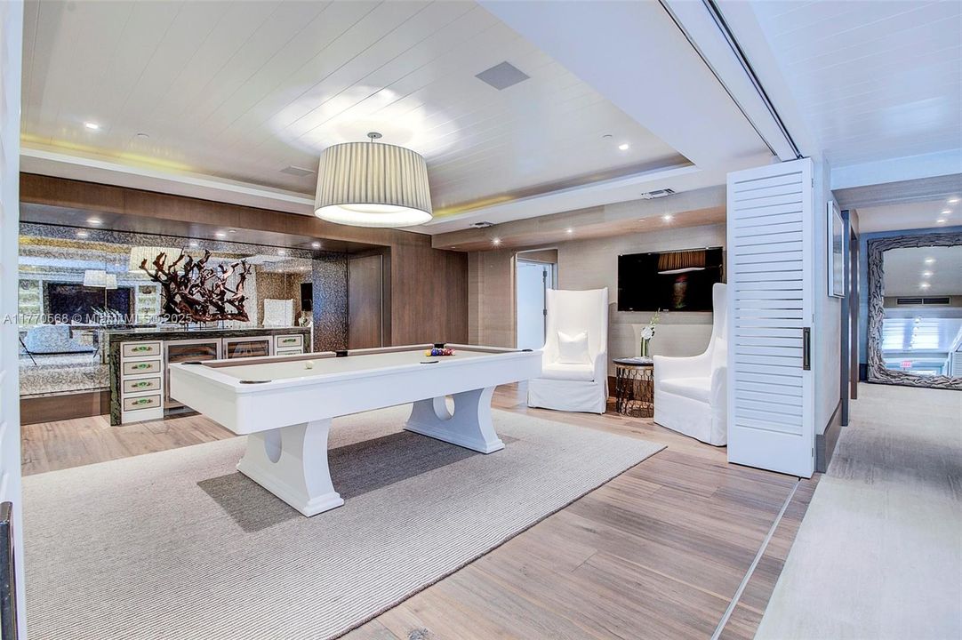 Recently Sold: $2,297,000 (2 beds, 2 baths, 1296 Square Feet)