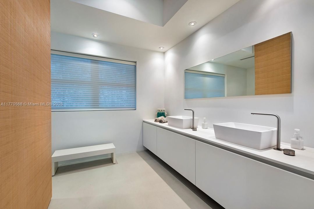 Recently Sold: $2,297,000 (2 beds, 2 baths, 1296 Square Feet)