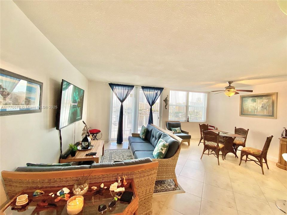 Recientemente alquilado: $2,200 (2 camas, 2 baños, 1035 Pies cuadrados)