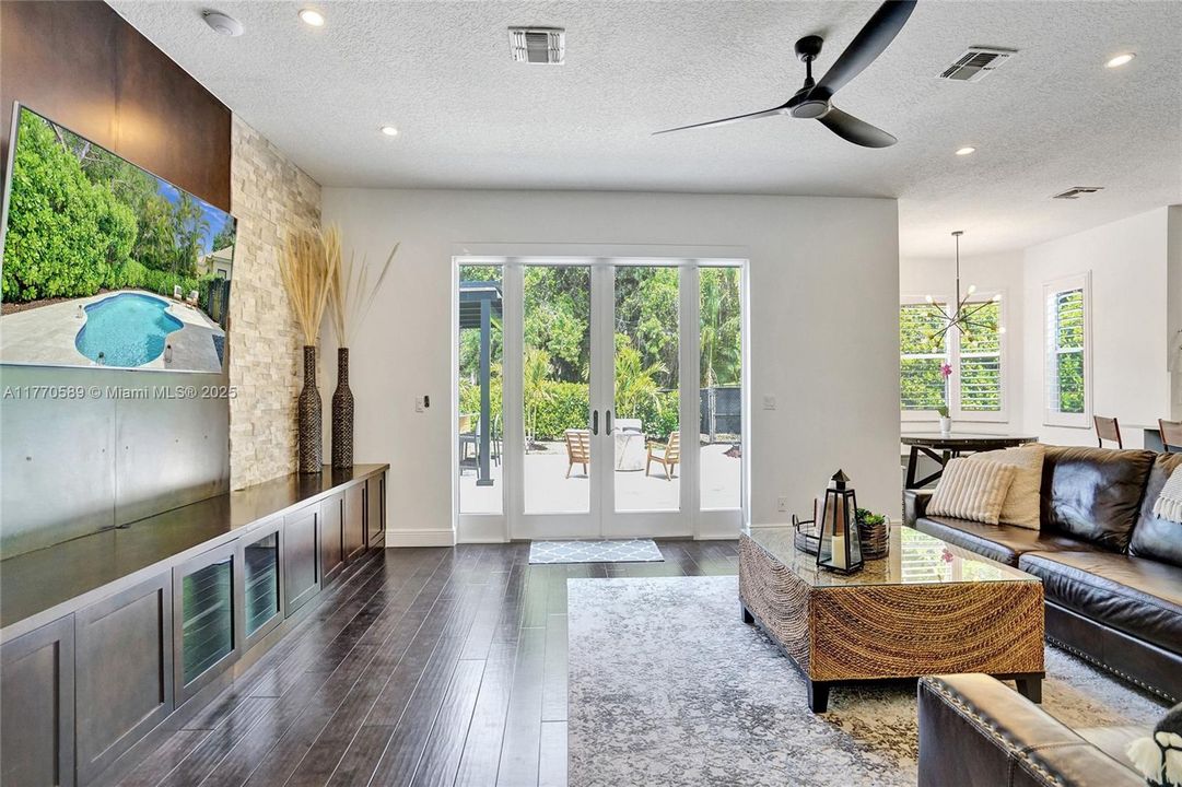 Recently Sold: $1,350,000 (6 beds, 4 baths, 3957 Square Feet)