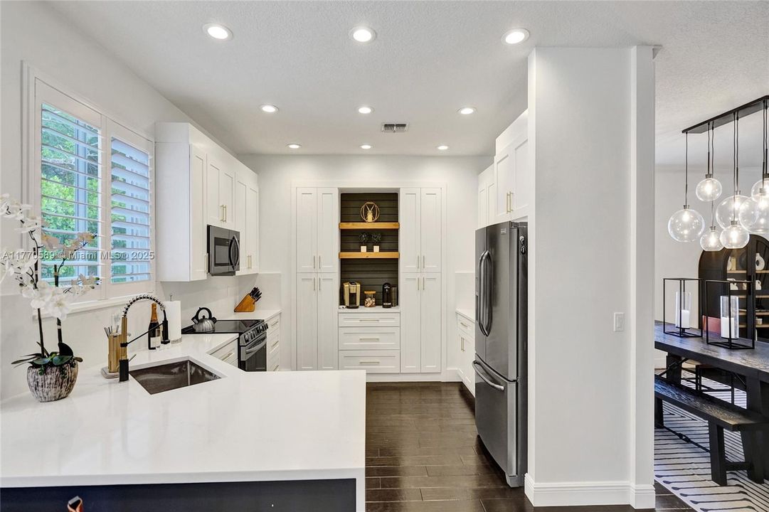 Recently Sold: $1,350,000 (6 beds, 4 baths, 3957 Square Feet)