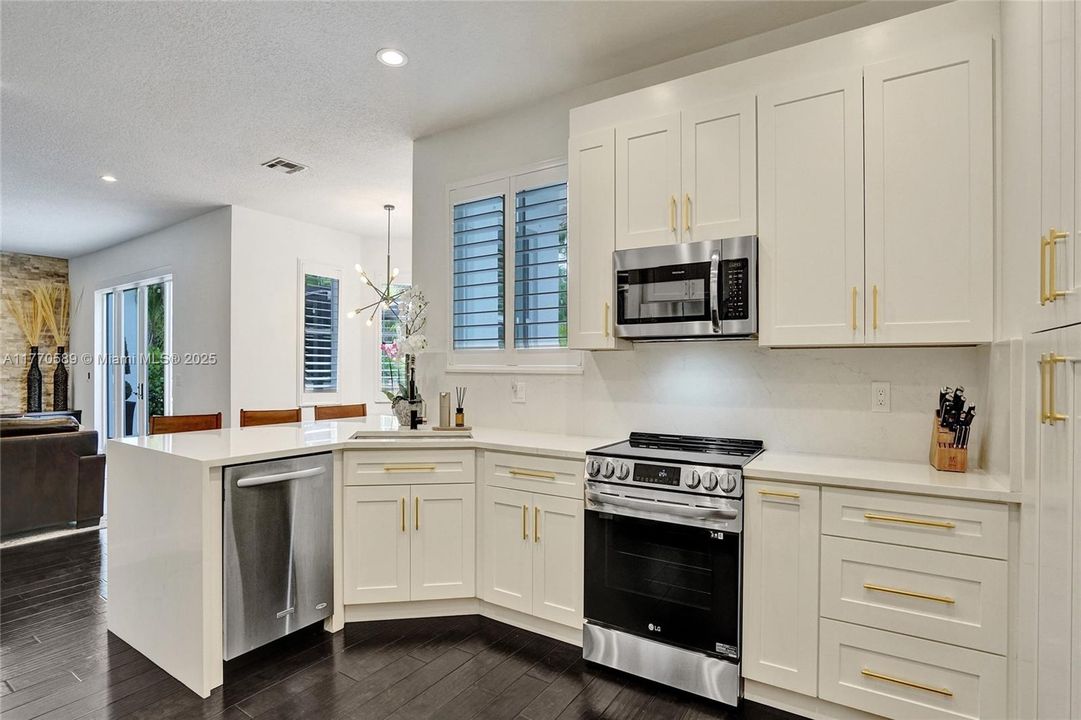 Recently Sold: $1,350,000 (6 beds, 4 baths, 3957 Square Feet)