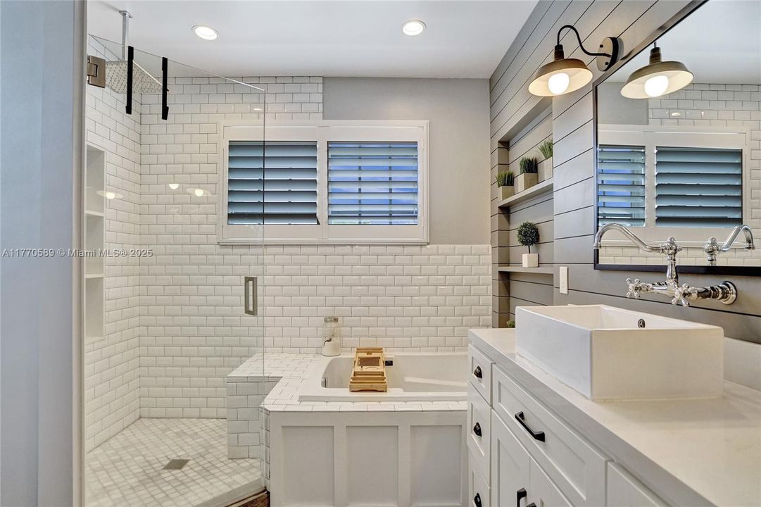 Recently Sold: $1,350,000 (6 beds, 4 baths, 3957 Square Feet)