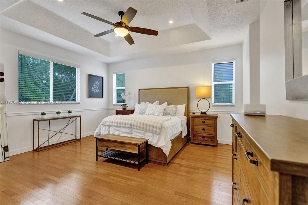 Recently Sold: $1,350,000 (6 beds, 4 baths, 3957 Square Feet)