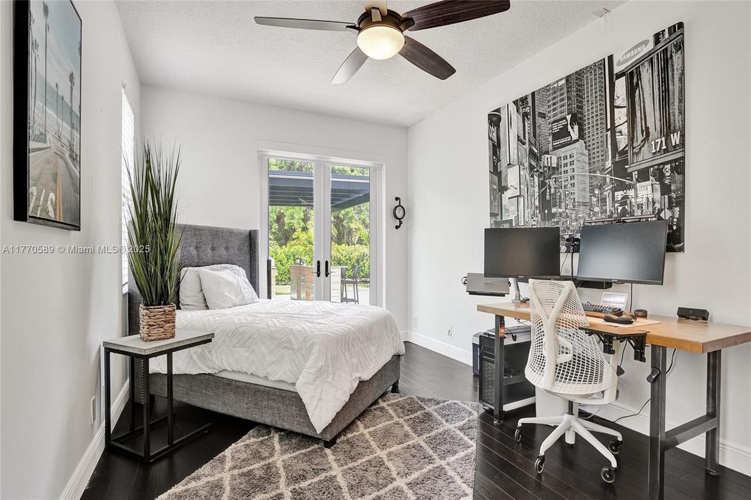 Recently Sold: $1,350,000 (6 beds, 4 baths, 3957 Square Feet)