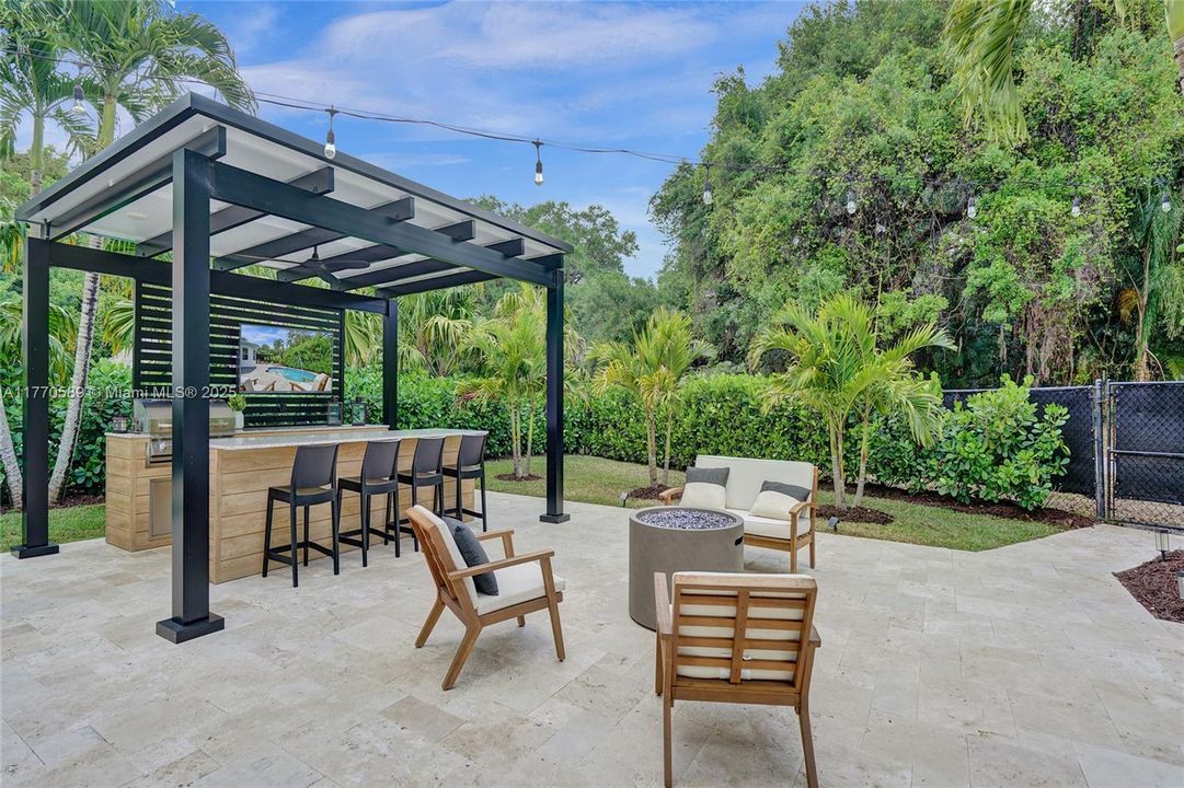 Recently Sold: $1,350,000 (6 beds, 4 baths, 3957 Square Feet)