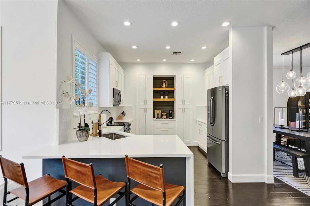 Recently Sold: $1,350,000 (6 beds, 4 baths, 3957 Square Feet)