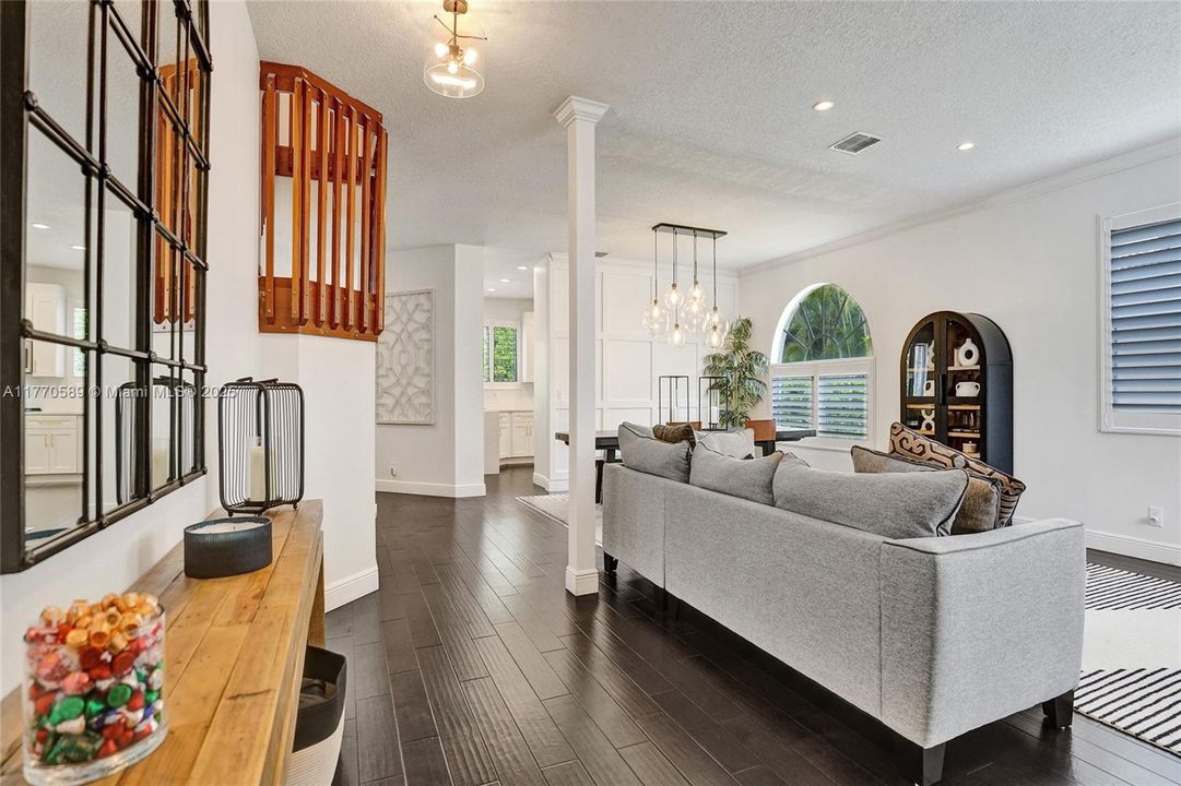 Recently Sold: $1,350,000 (6 beds, 4 baths, 3957 Square Feet)