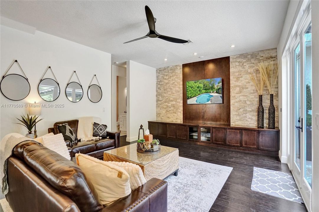 Recently Sold: $1,350,000 (6 beds, 4 baths, 3957 Square Feet)