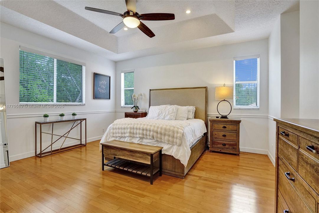 Recently Sold: $1,350,000 (6 beds, 4 baths, 3957 Square Feet)