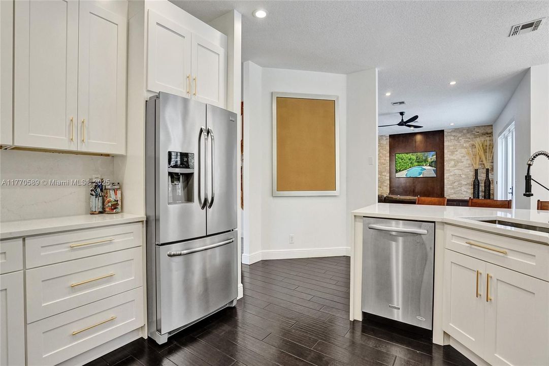 Recently Sold: $1,350,000 (6 beds, 4 baths, 3957 Square Feet)