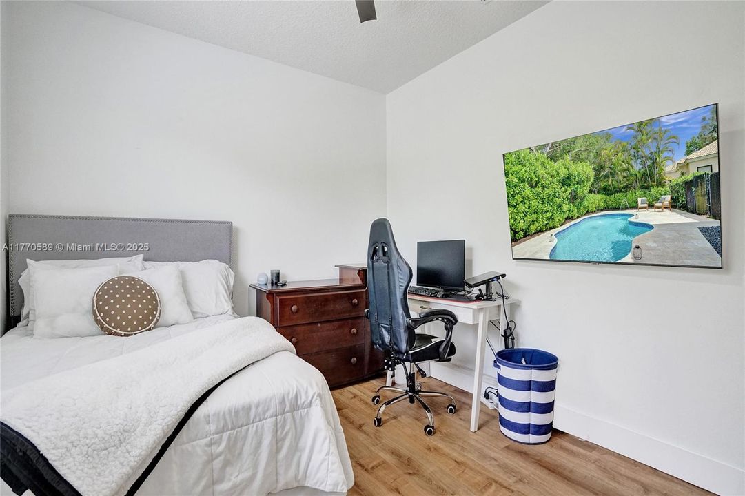 Recently Sold: $1,350,000 (6 beds, 4 baths, 3957 Square Feet)