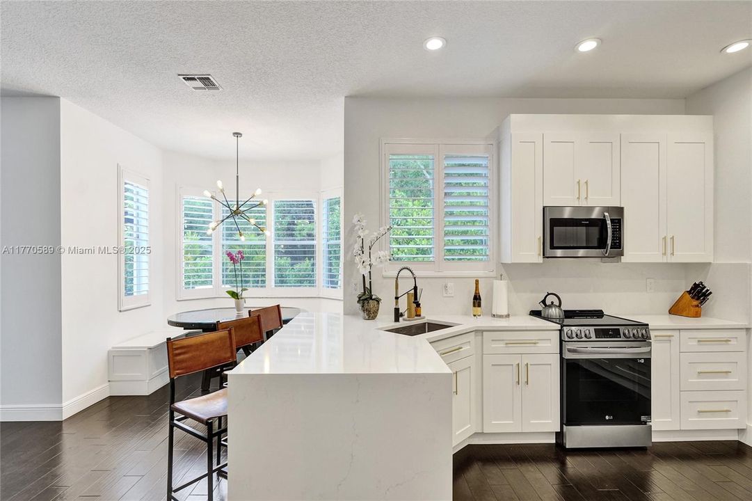 Recently Sold: $1,350,000 (6 beds, 4 baths, 3957 Square Feet)