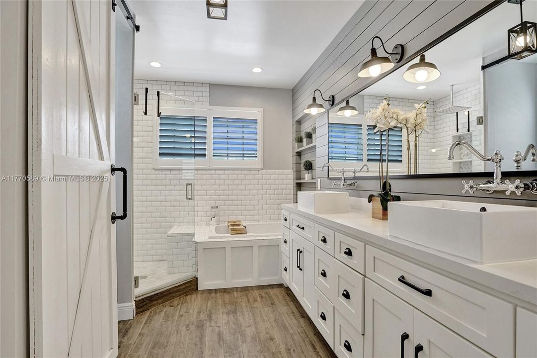 Recently Sold: $1,350,000 (6 beds, 4 baths, 3957 Square Feet)