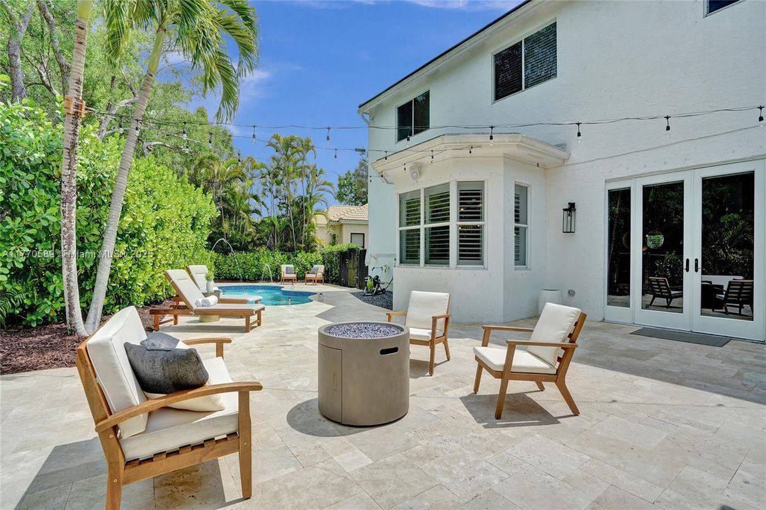 Recently Sold: $1,350,000 (6 beds, 4 baths, 3957 Square Feet)