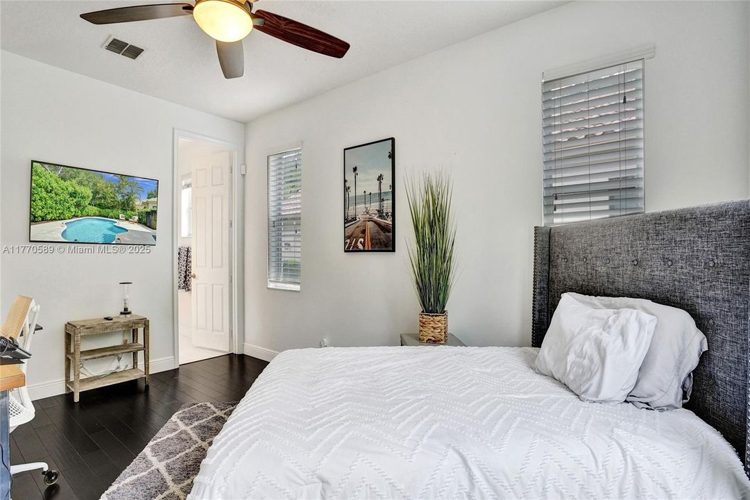 Recently Sold: $1,350,000 (6 beds, 4 baths, 3957 Square Feet)