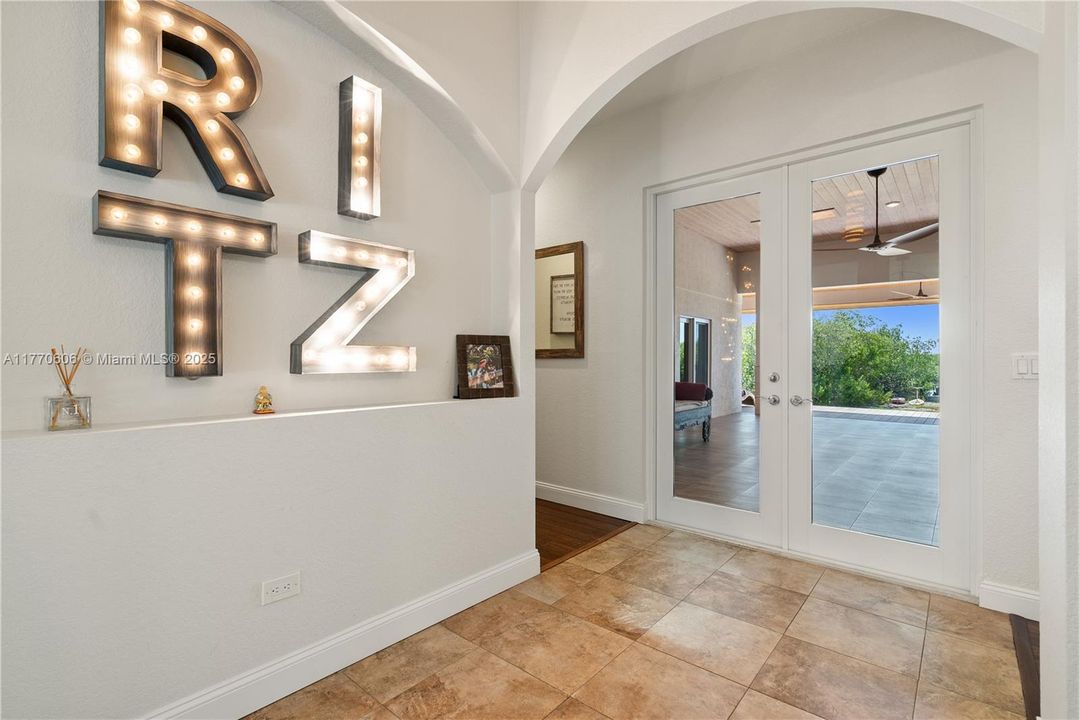 For Sale: $1,895,000 (3 beds, 2 baths, 2556 Square Feet)