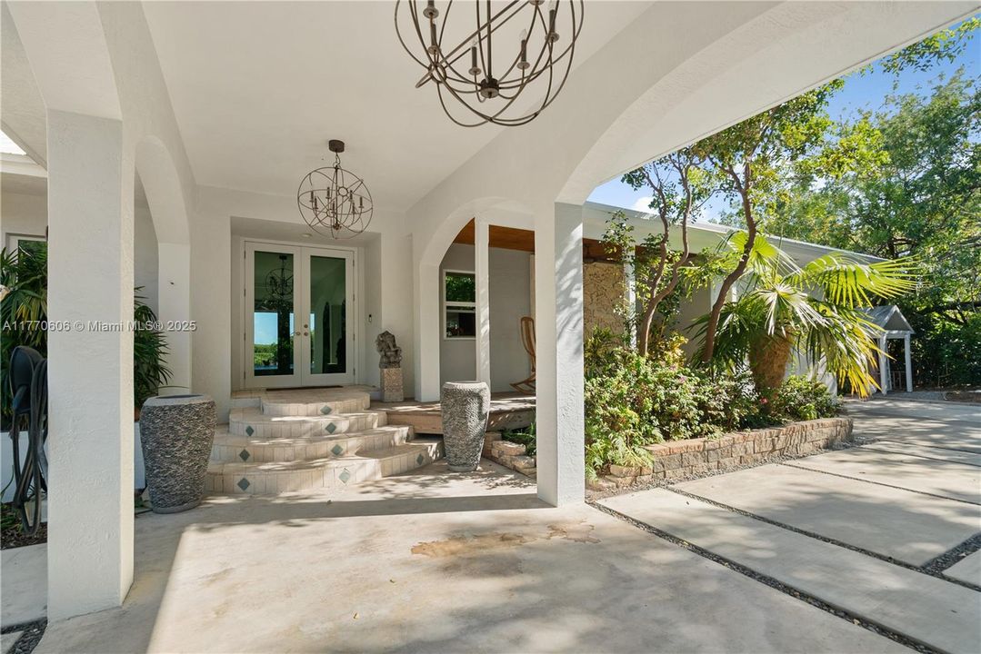 For Sale: $1,895,000 (3 beds, 2 baths, 2556 Square Feet)