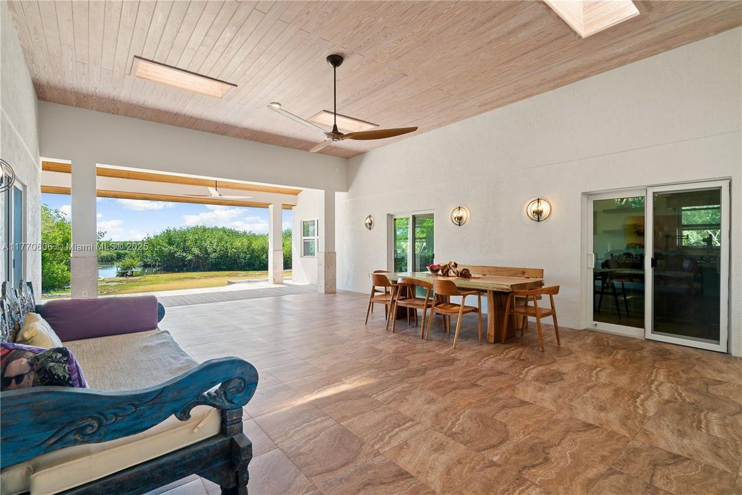 For Sale: $1,895,000 (3 beds, 2 baths, 2556 Square Feet)