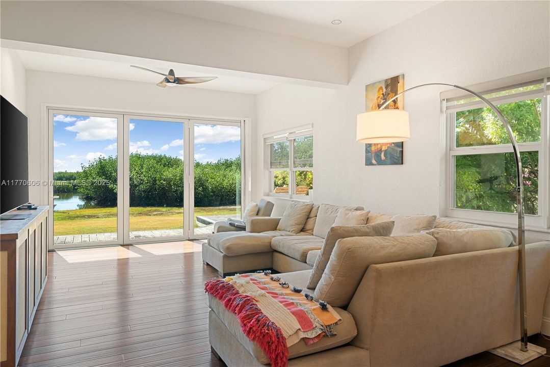 For Sale: $1,895,000 (3 beds, 2 baths, 2556 Square Feet)