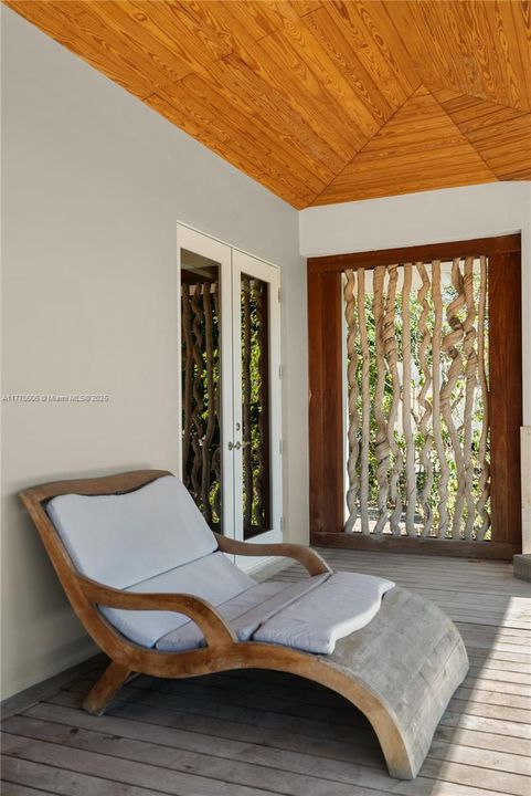 For Sale: $1,895,000 (3 beds, 2 baths, 2556 Square Feet)