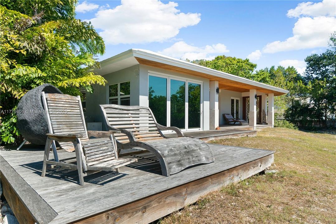 For Sale: $1,895,000 (3 beds, 2 baths, 2556 Square Feet)