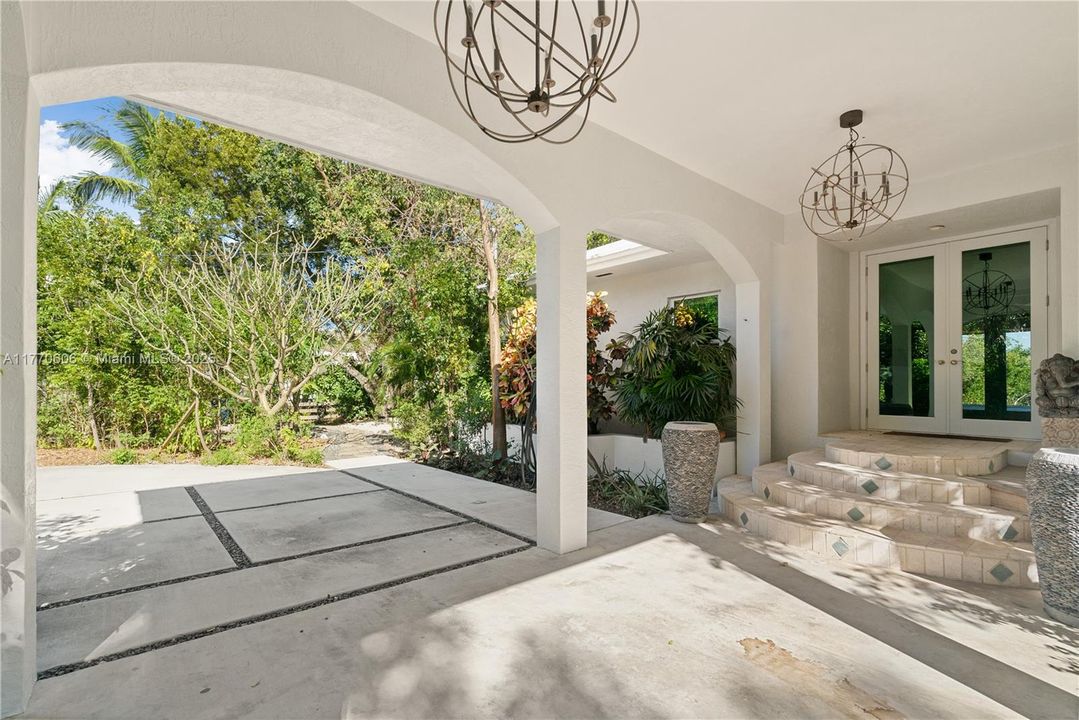 For Sale: $1,895,000 (3 beds, 2 baths, 2556 Square Feet)