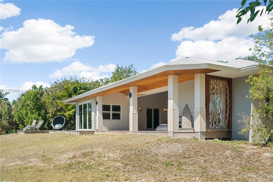 For Sale: $1,895,000 (3 beds, 2 baths, 2556 Square Feet)