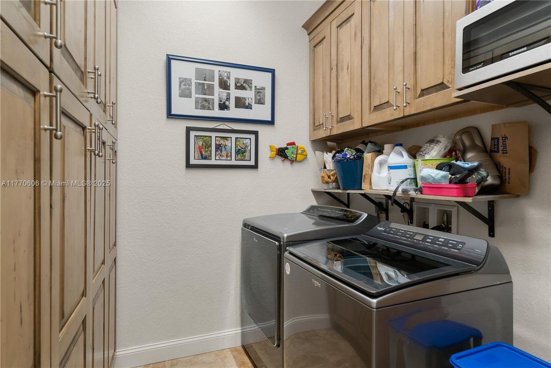 For Sale: $1,895,000 (3 beds, 2 baths, 2556 Square Feet)