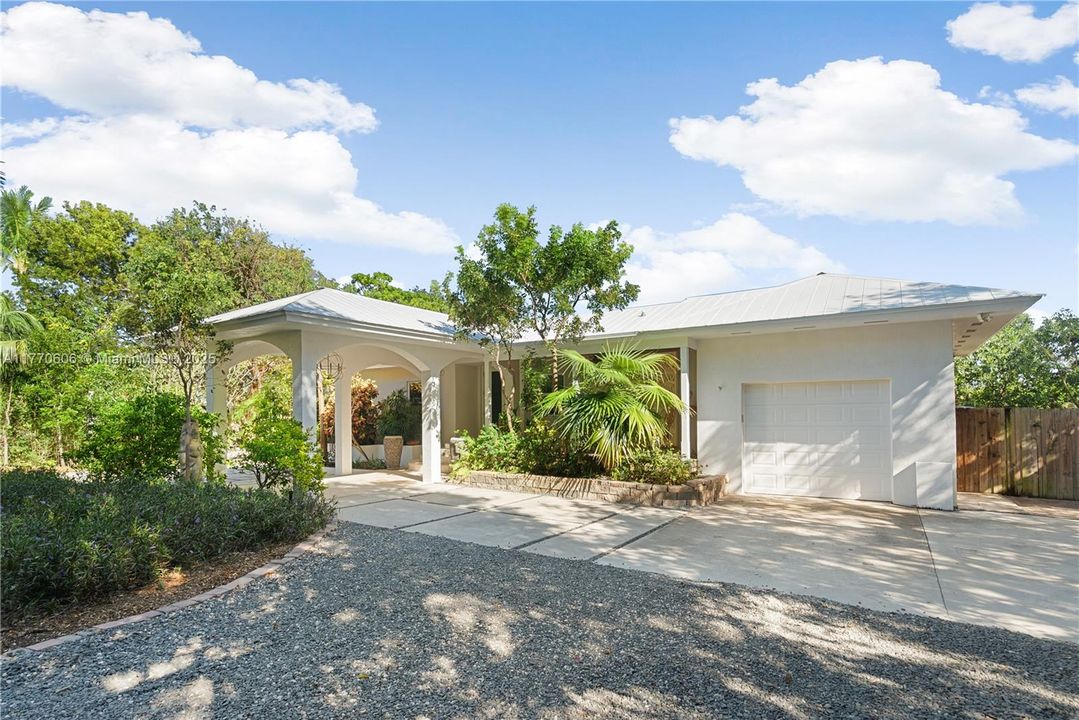 For Sale: $1,895,000 (3 beds, 2 baths, 2556 Square Feet)