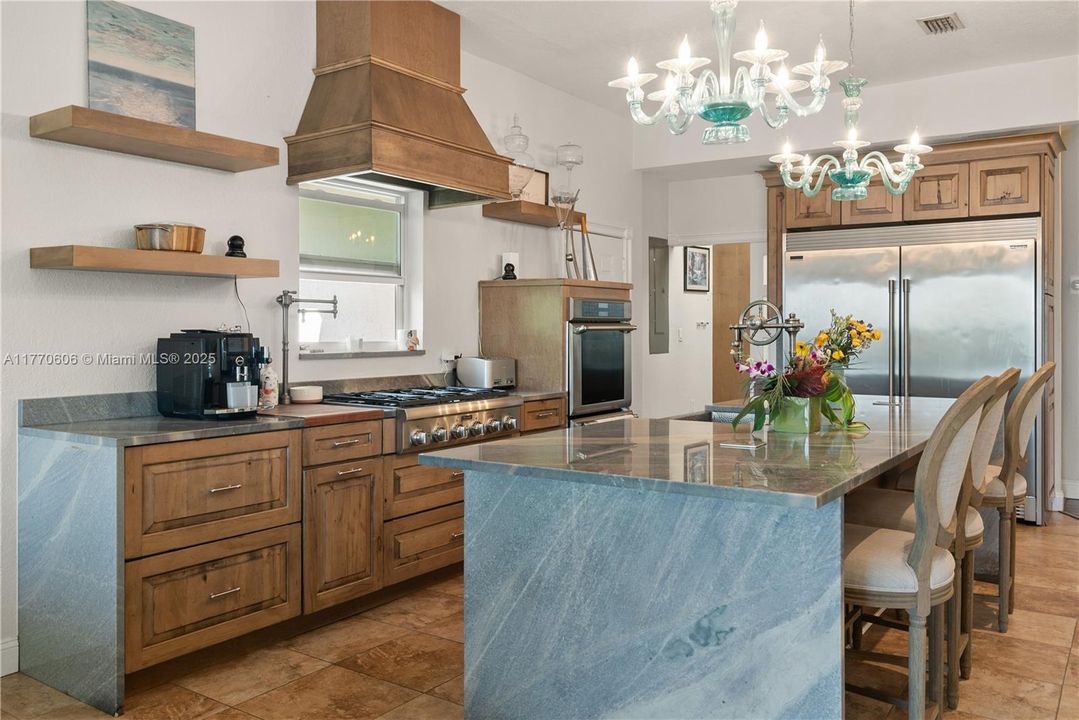 For Sale: $1,895,000 (3 beds, 2 baths, 2556 Square Feet)