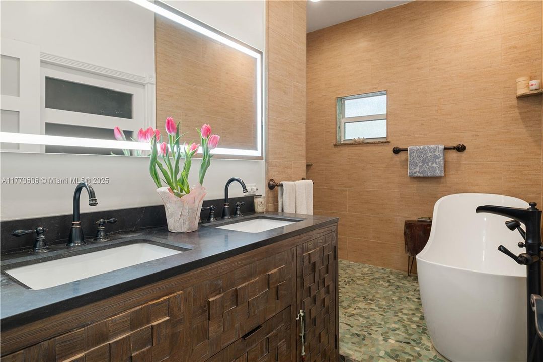 For Sale: $1,895,000 (3 beds, 2 baths, 2556 Square Feet)