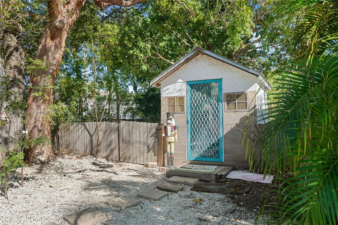 For Sale: $1,895,000 (3 beds, 2 baths, 2556 Square Feet)