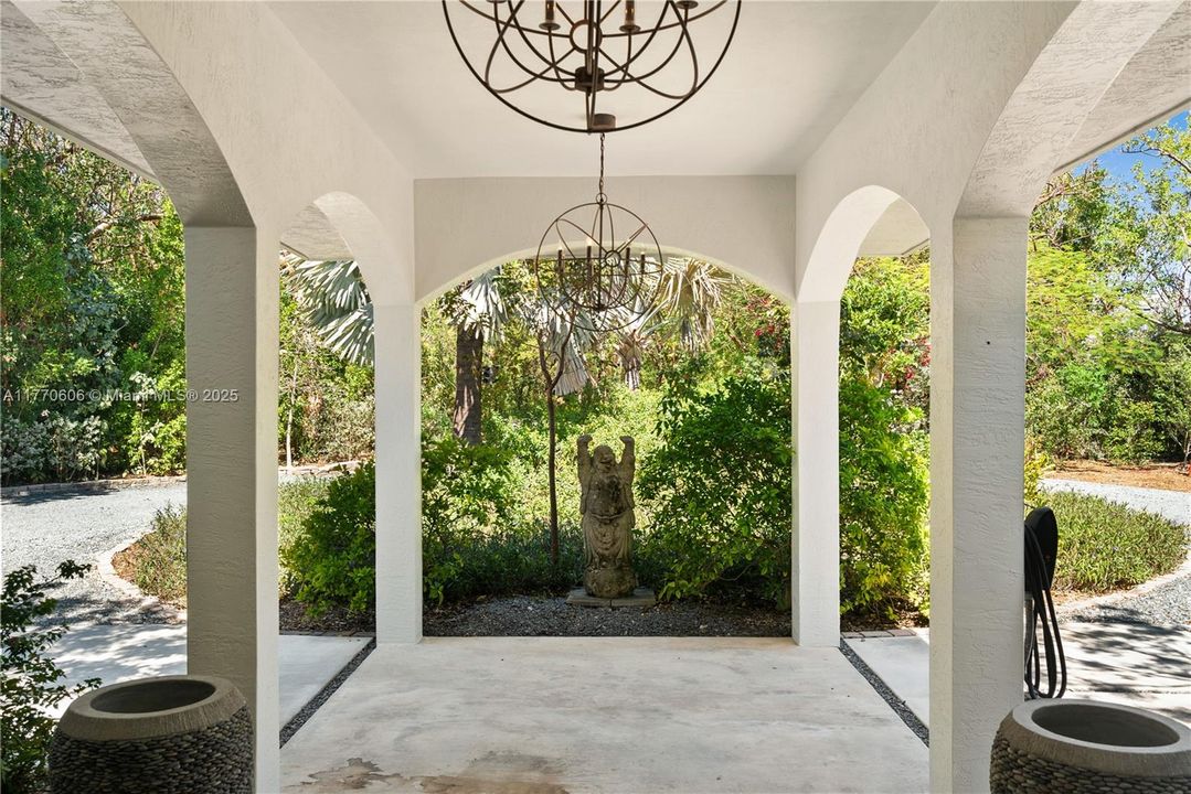 For Sale: $1,895,000 (3 beds, 2 baths, 2556 Square Feet)