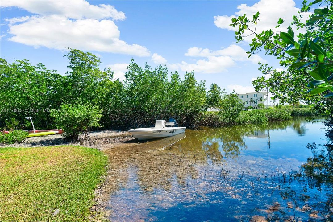 For Sale: $1,895,000 (3 beds, 2 baths, 2556 Square Feet)