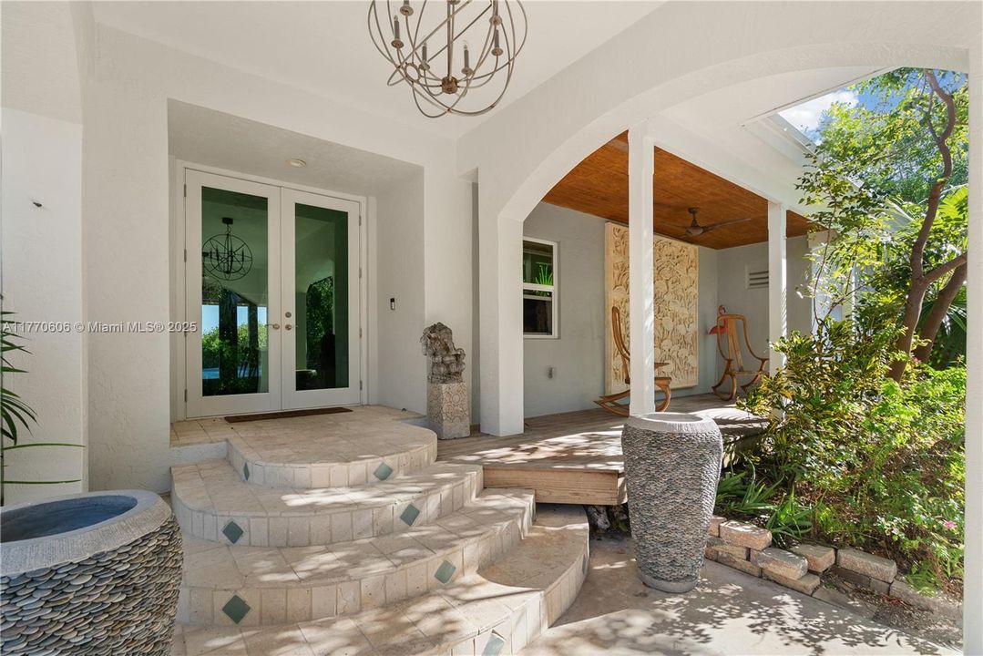 For Sale: $1,895,000 (3 beds, 2 baths, 2556 Square Feet)