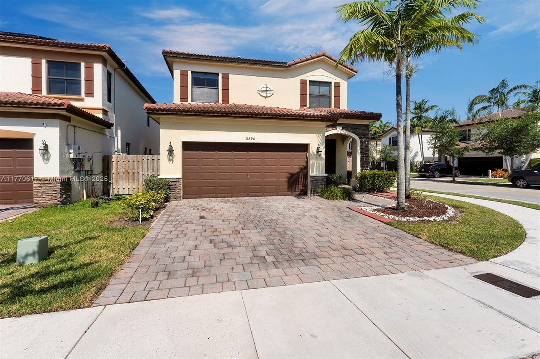 Recientemente alquilado: $5,500 (4 camas, 3 baños, 2548 Pies cuadrados)