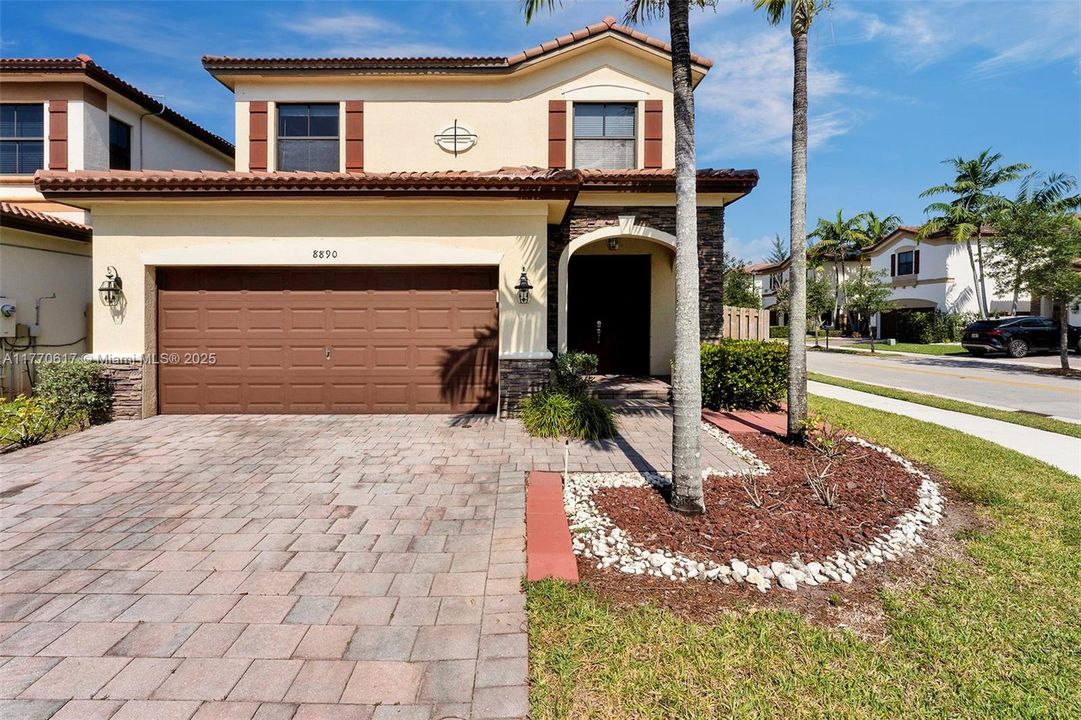 Recientemente alquilado: $5,500 (4 camas, 3 baños, 2548 Pies cuadrados)