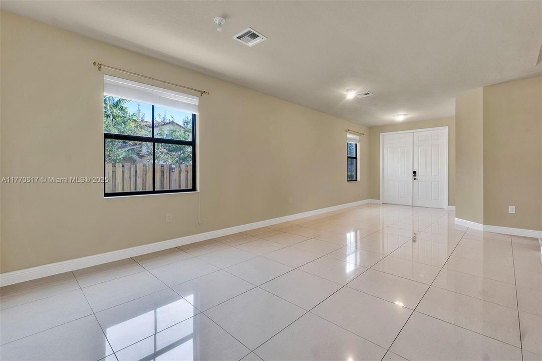 Recientemente alquilado: $5,500 (4 camas, 3 baños, 2548 Pies cuadrados)