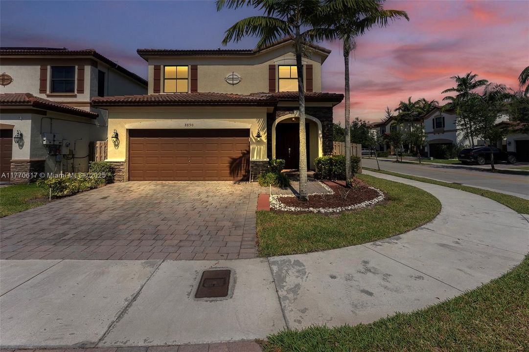 Recientemente alquilado: $5,500 (4 camas, 3 baños, 2548 Pies cuadrados)