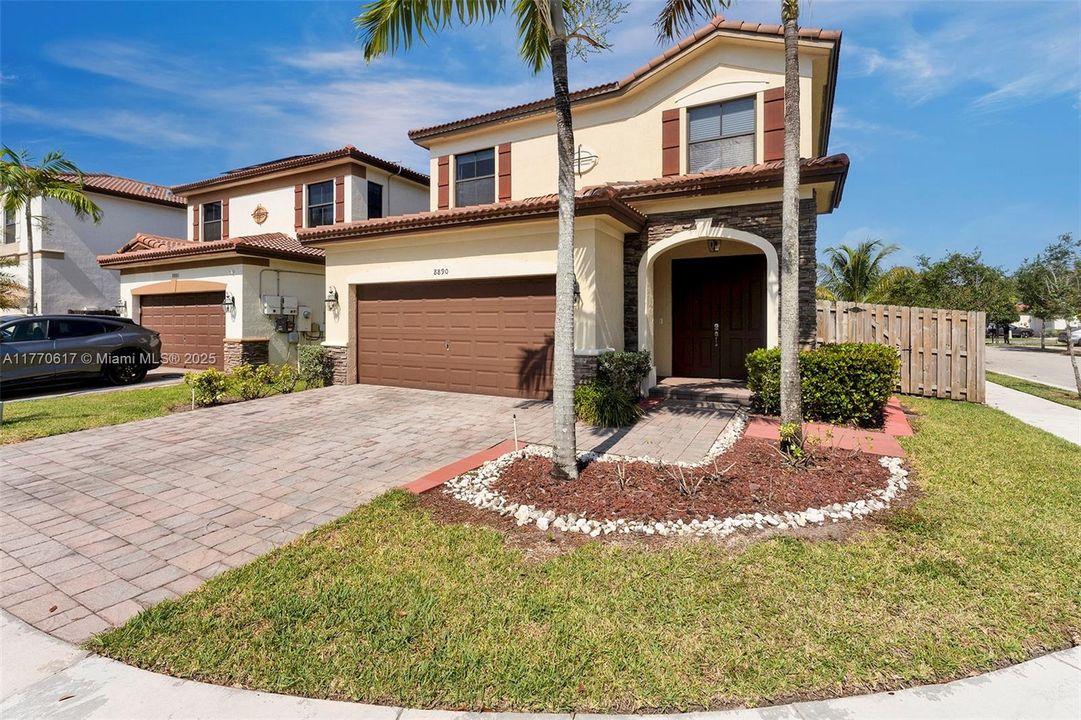 Recientemente alquilado: $5,500 (4 camas, 3 baños, 2548 Pies cuadrados)