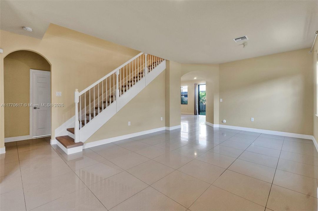 Recientemente alquilado: $5,500 (4 camas, 3 baños, 2548 Pies cuadrados)