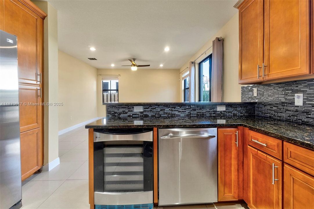 Recientemente alquilado: $5,500 (4 camas, 3 baños, 2548 Pies cuadrados)